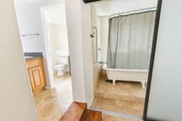 Room Rental - Heart Of Little Italy Fun
