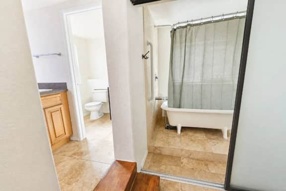 Room Rental - Heart Of Little Italy Fun