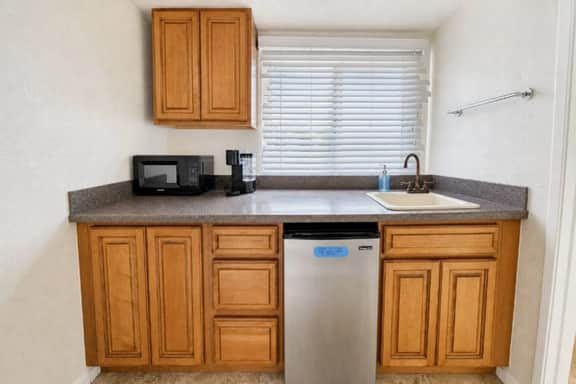 Room Rental - Heart Of Little Italy Fun