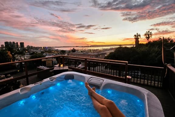 Epic City Views • 2 Decks, 2 Jacuzzis, Sleeps 17