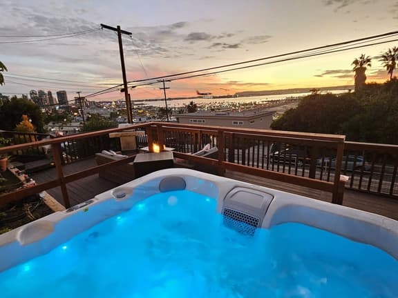 Skyline Hot Tub Deck • Harbor Views, Sleeps 8